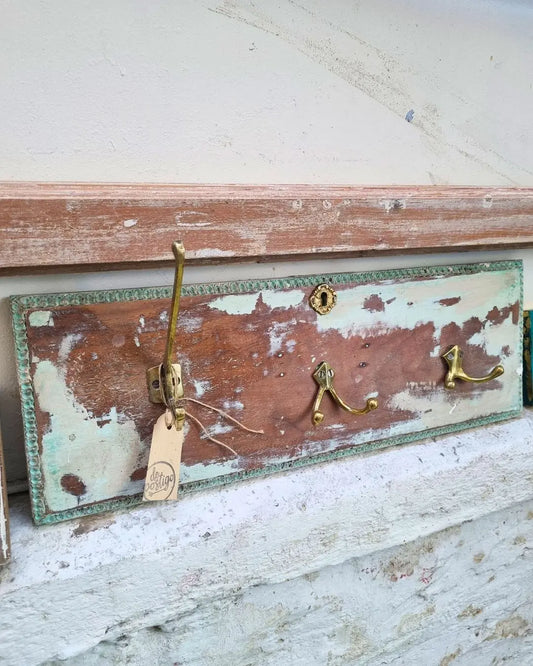 Perchero de Madera con perchas de bronce