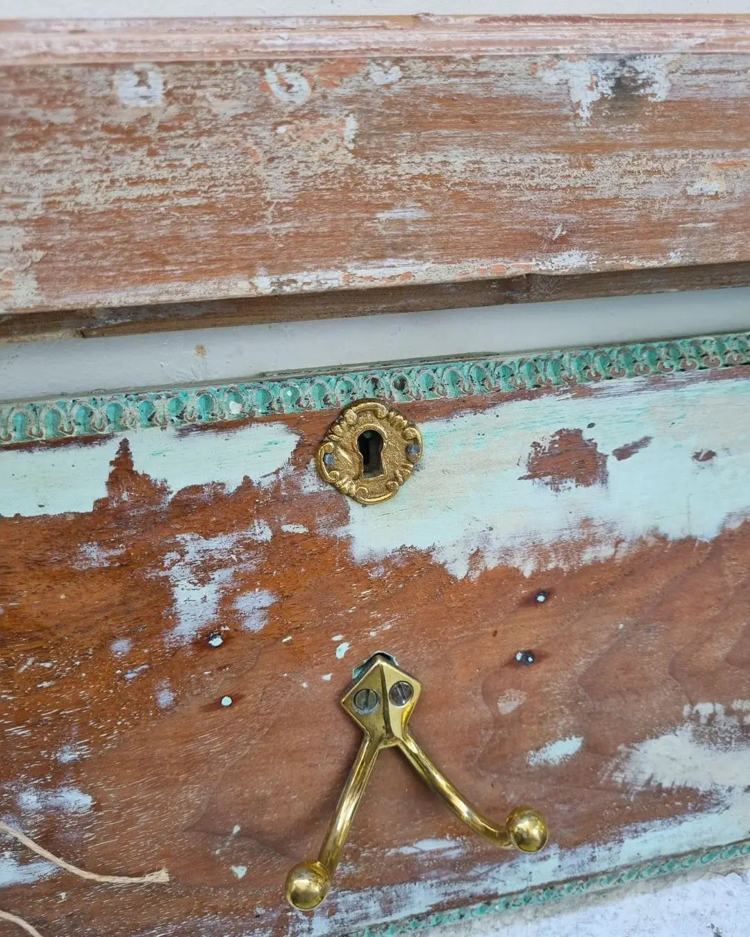 Perchero de Madera con perchas de bronce
