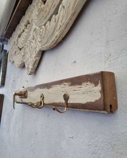 Perchero Rústico de Roble con Manilla y Perchas de Bronce  