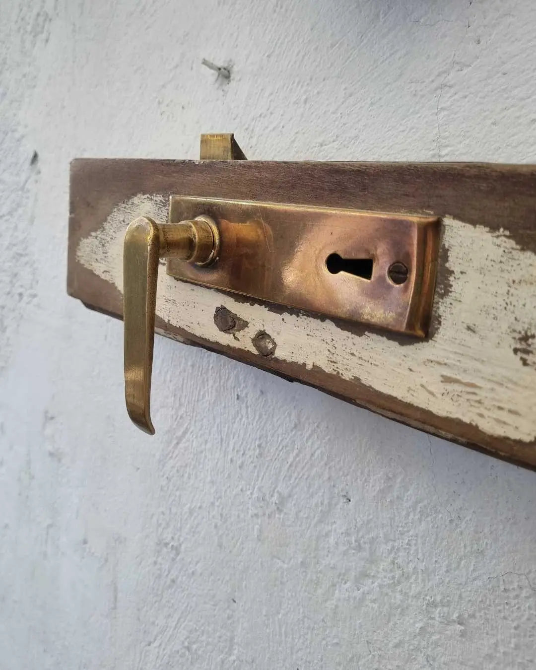 Perchero Rústico de Roble con Manilla y Perchas de Bronce  