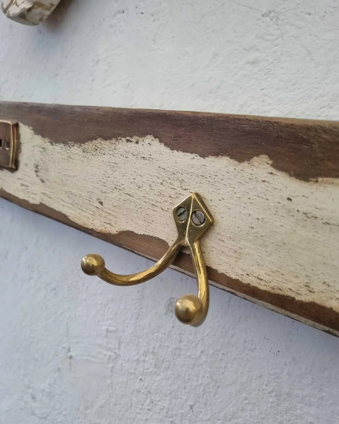 Perchero Rústico de Roble con Manilla y Perchas de Bronce  