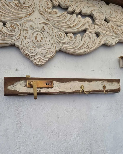Perchero Rústico de Roble con Manilla y Perchas de Bronce  