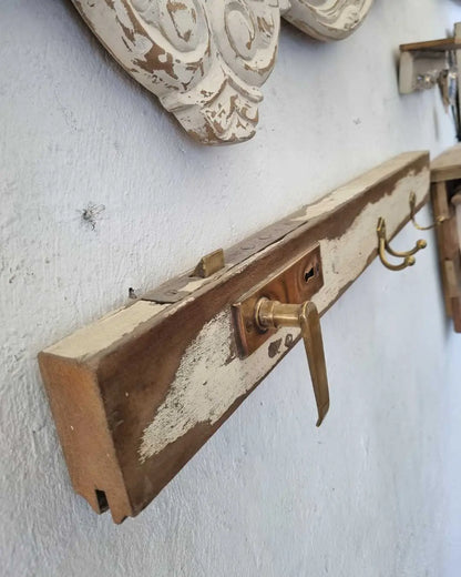Perchero Rústico de Roble con Manilla y Perchas de Bronce  