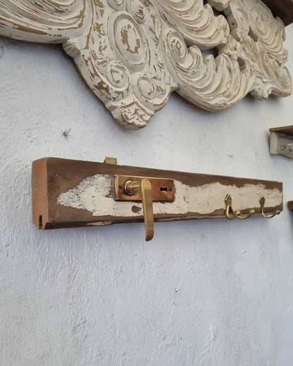 Perchero Rústico de Roble con Manilla y Perchas de Bronce  