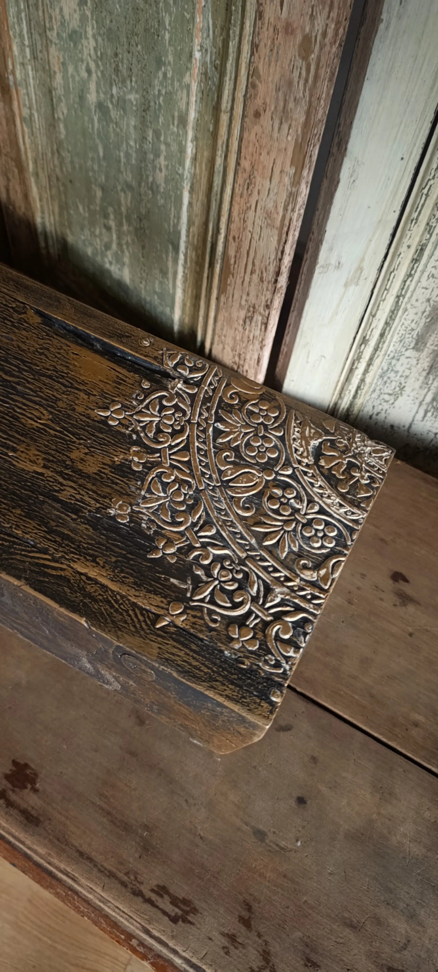 Pisito Antiguo Negro y Bronce con Mandala