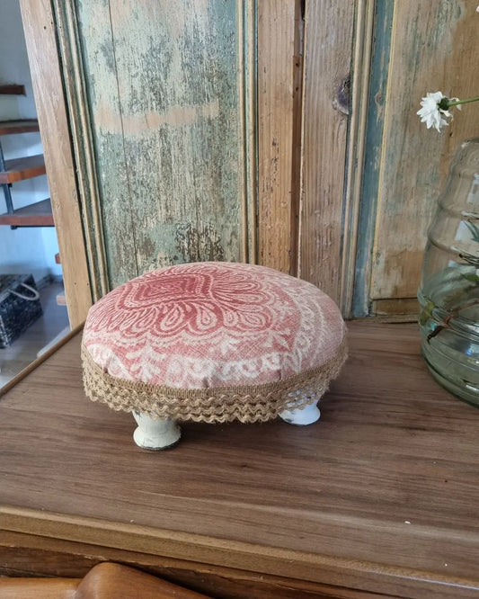 Pisito de Madera y Tapiz Bordado – Artesanía con Estilo
