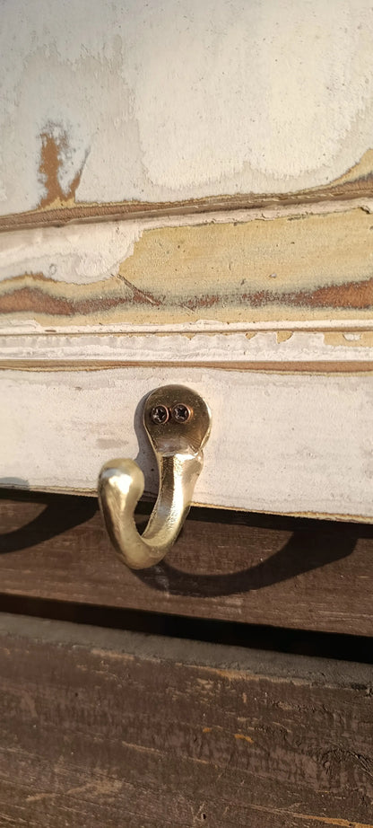 Detalle del pestillo metálico del perchero
