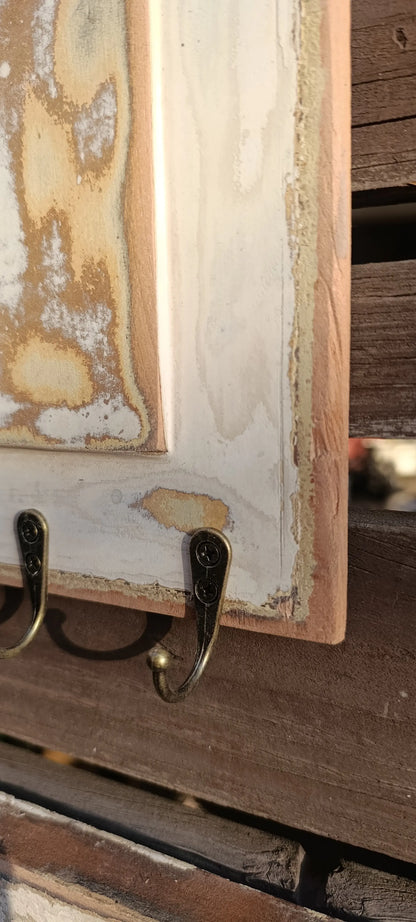 Detalle de los ganchos metálicos envejecidos