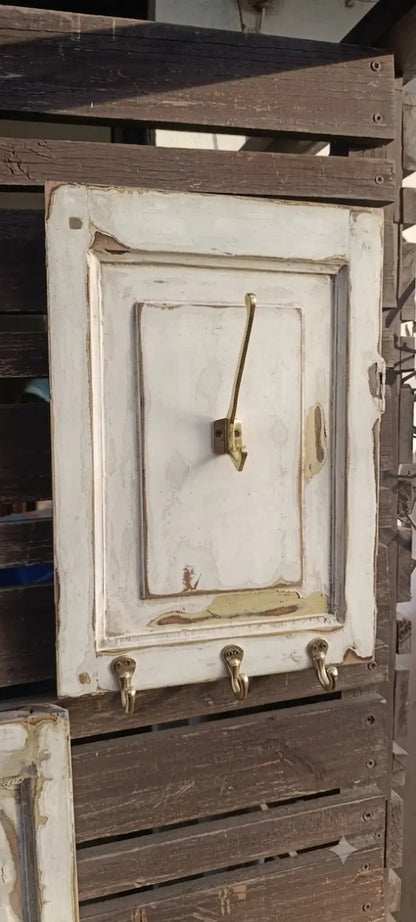 Perchero Vintage de Postigo con Ganchos de Bronce – 45 x 32 cm
