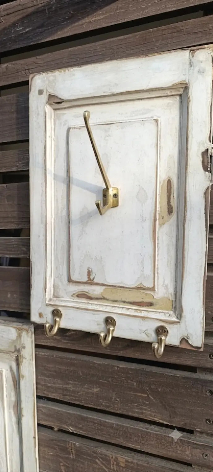 Perchero Vintage de Postigo con Ganchos de Bronce – 45 x 32 cm