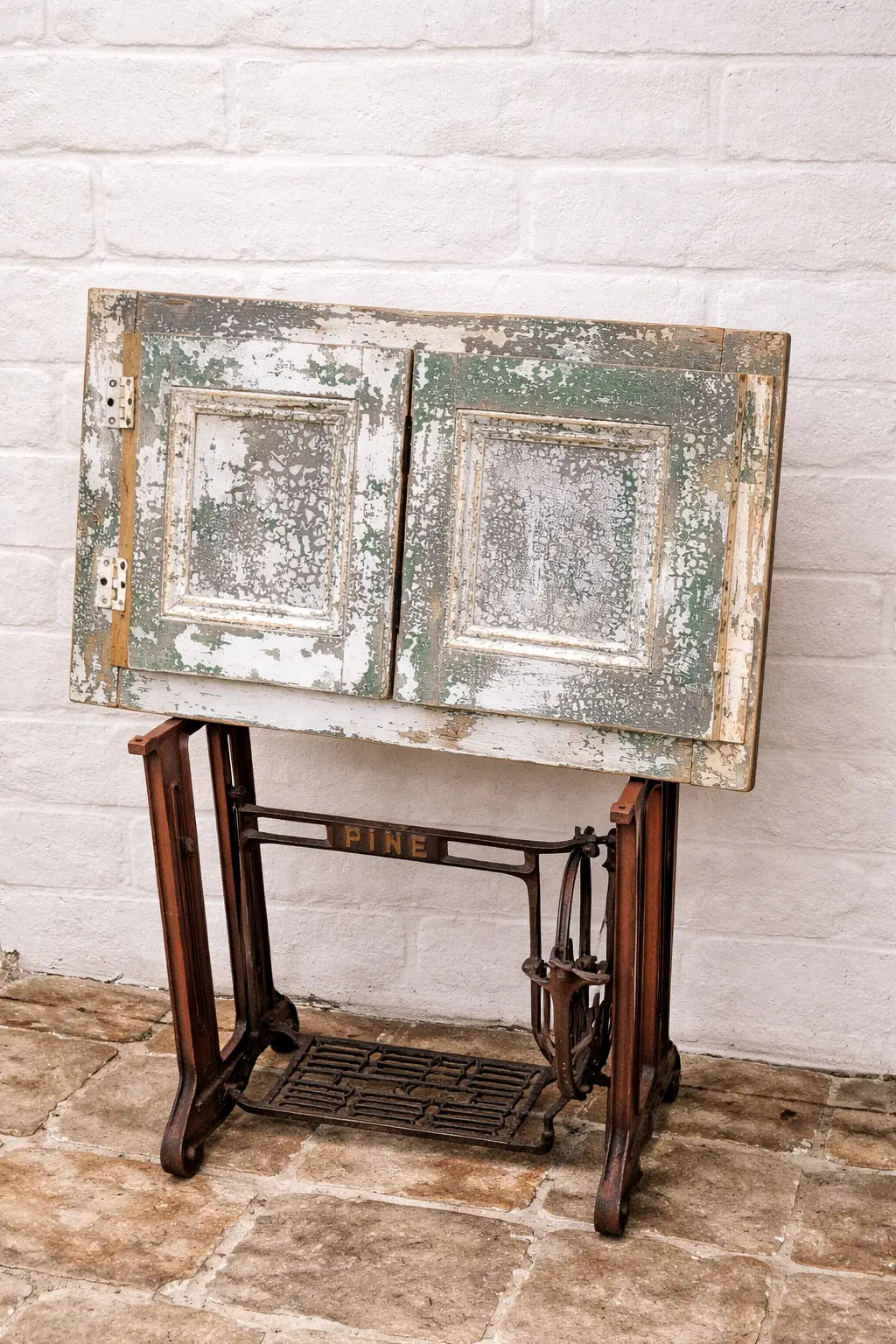 Postigo Antiguo con Marco de Ventana Verde y Blanco Decapado 67x50 cm