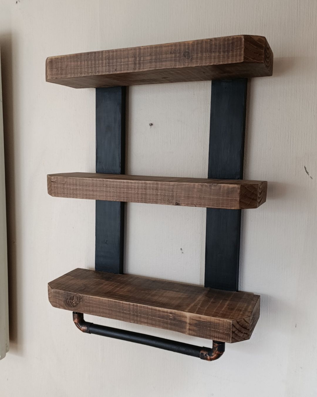 Repisa Industrial de Madera con Codos de Cobre