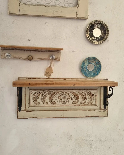 Repisa Vintage de madera tallada blanca