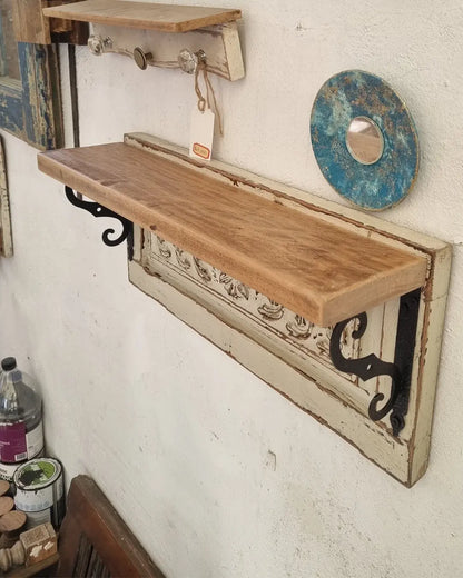 Repisa Vintage de madera tallada blanca