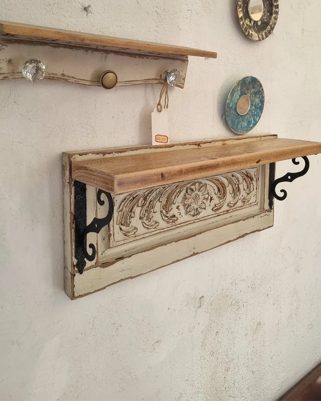 Repisa Vintage de madera tallada blanca