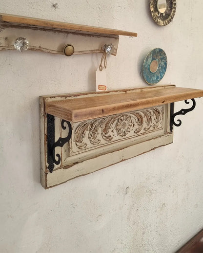 Repisa Vintage de madera tallada blanca