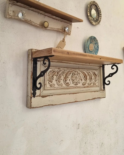 Repisa Vintage de madera tallada blanca