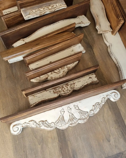 Repisa de madera tallada