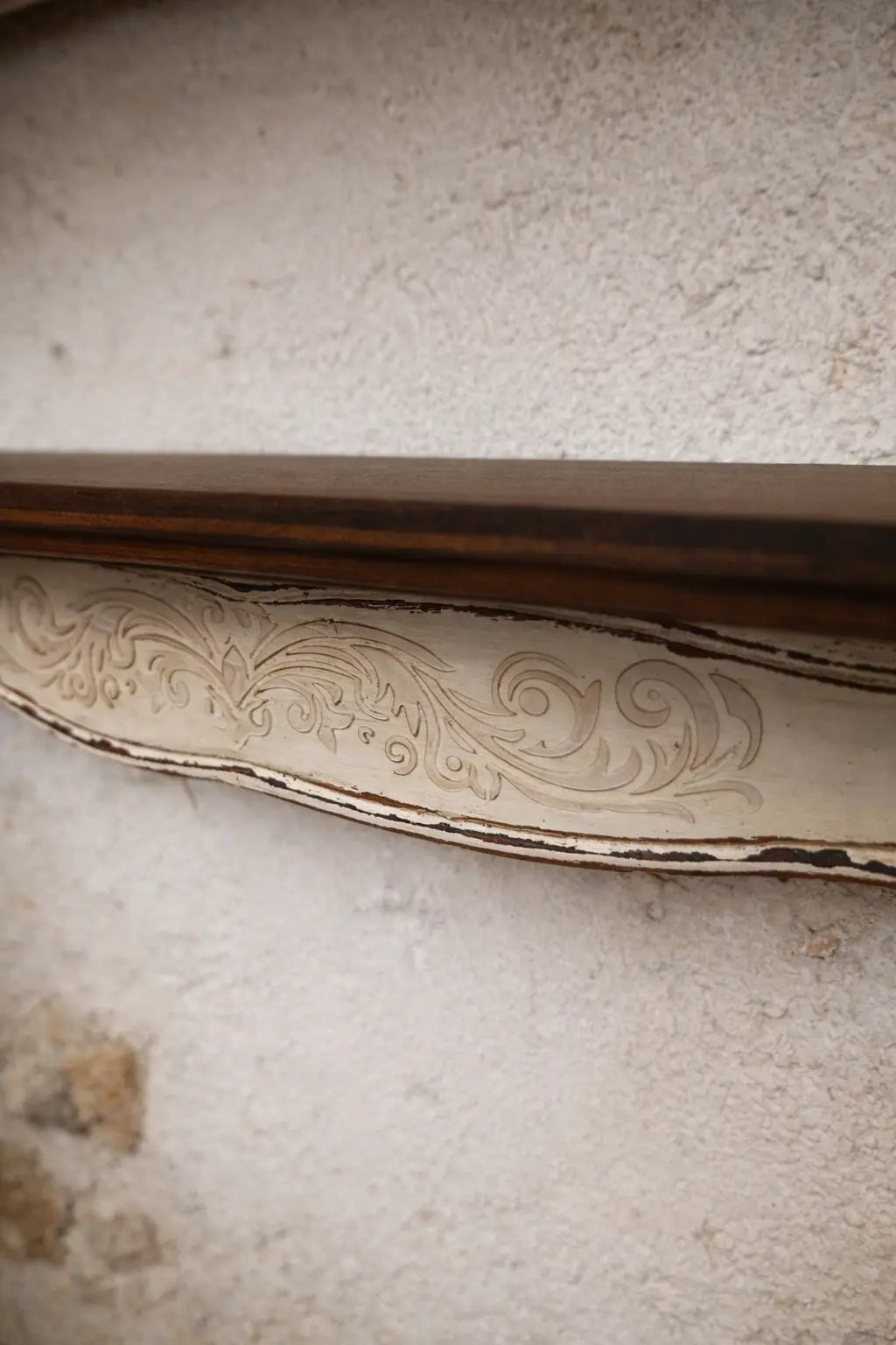 Repisa curva de madera con cubierta  de madera