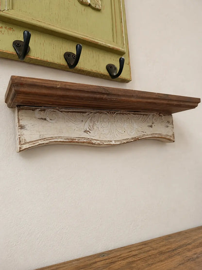 Repisa de madera blanca envejecida