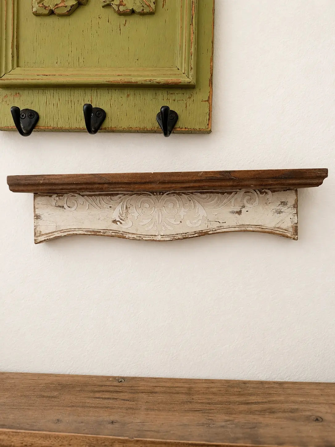 Repisa de madera blanca envejecida