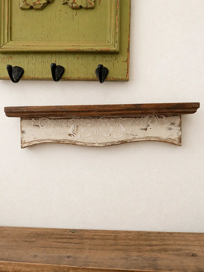 Repisa de madera blanca envejecida