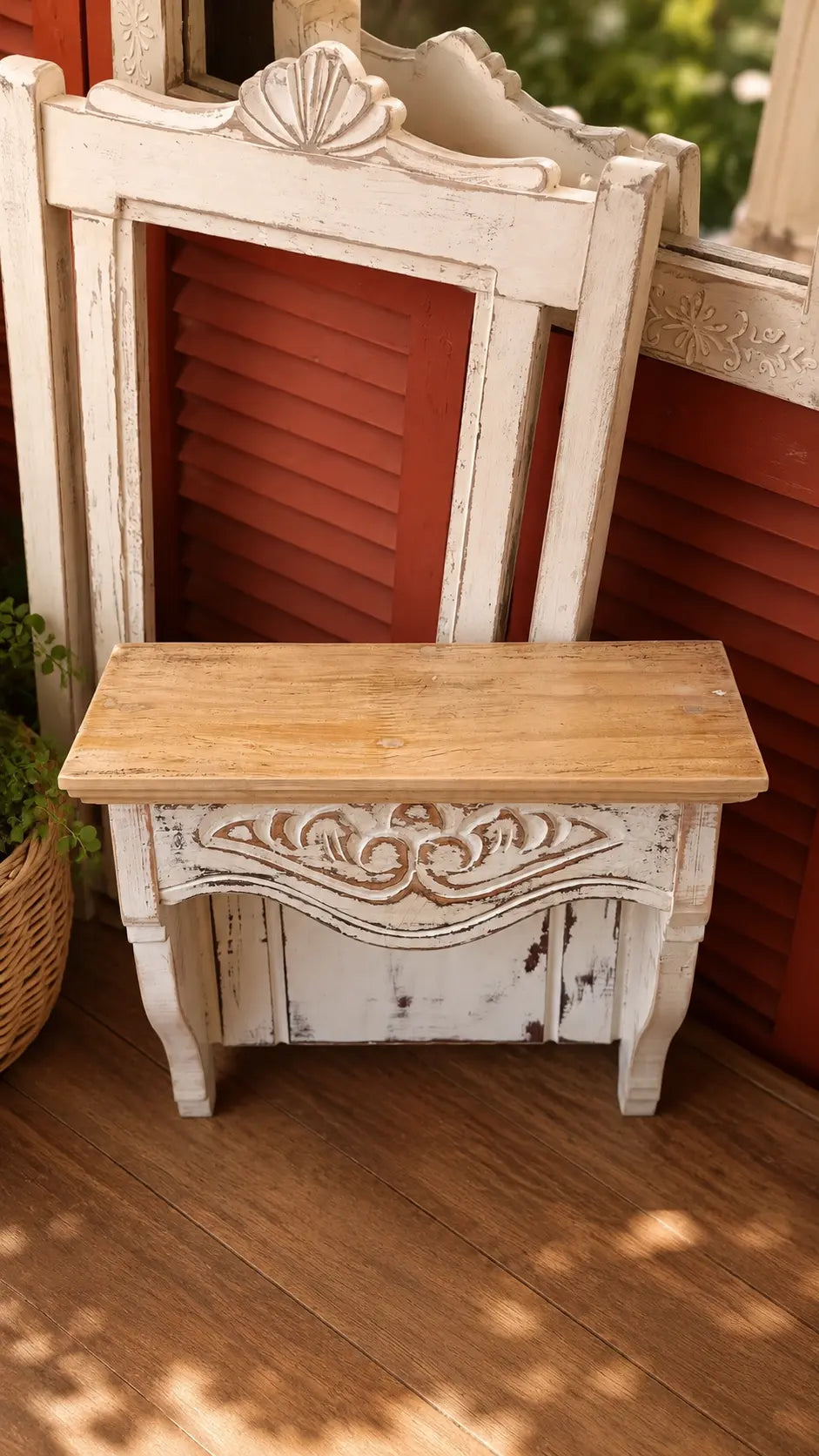 Repisa tallada upcycled con cubierta de madera natural – vista superior