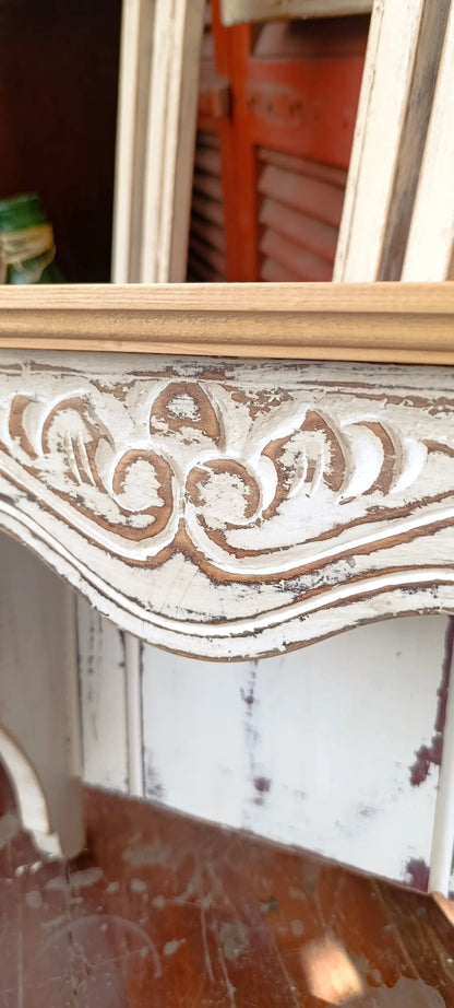 Detalle de talla artesanal con motivos florales y volutas – repisa vintage