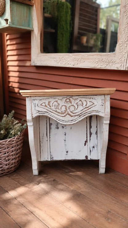 Repisa tallada upcycled vista frontal – blanco envejecido con talla floral