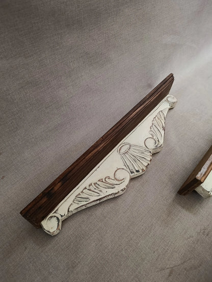 Repisa de madera tallada