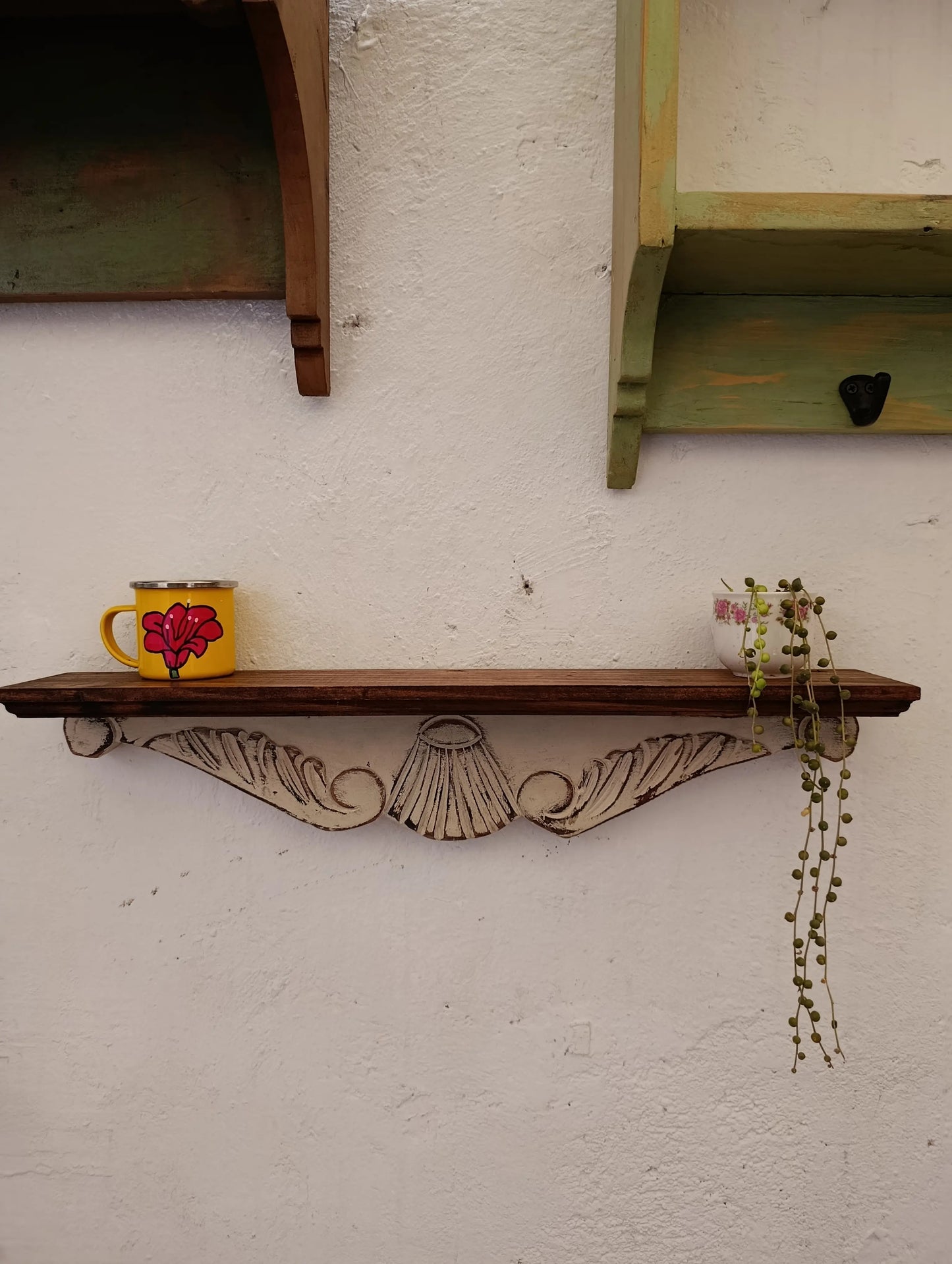 Repisa de madera tallada