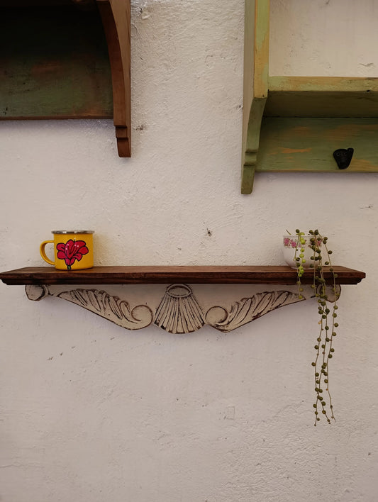 Repisa de madera tallada