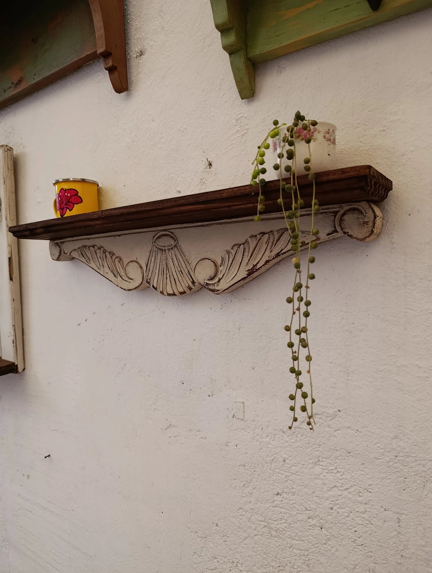 Repisa de madera tallada