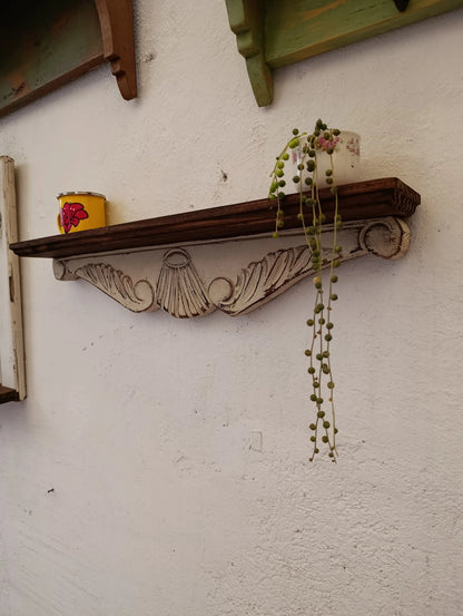 Repisa de madera tallada