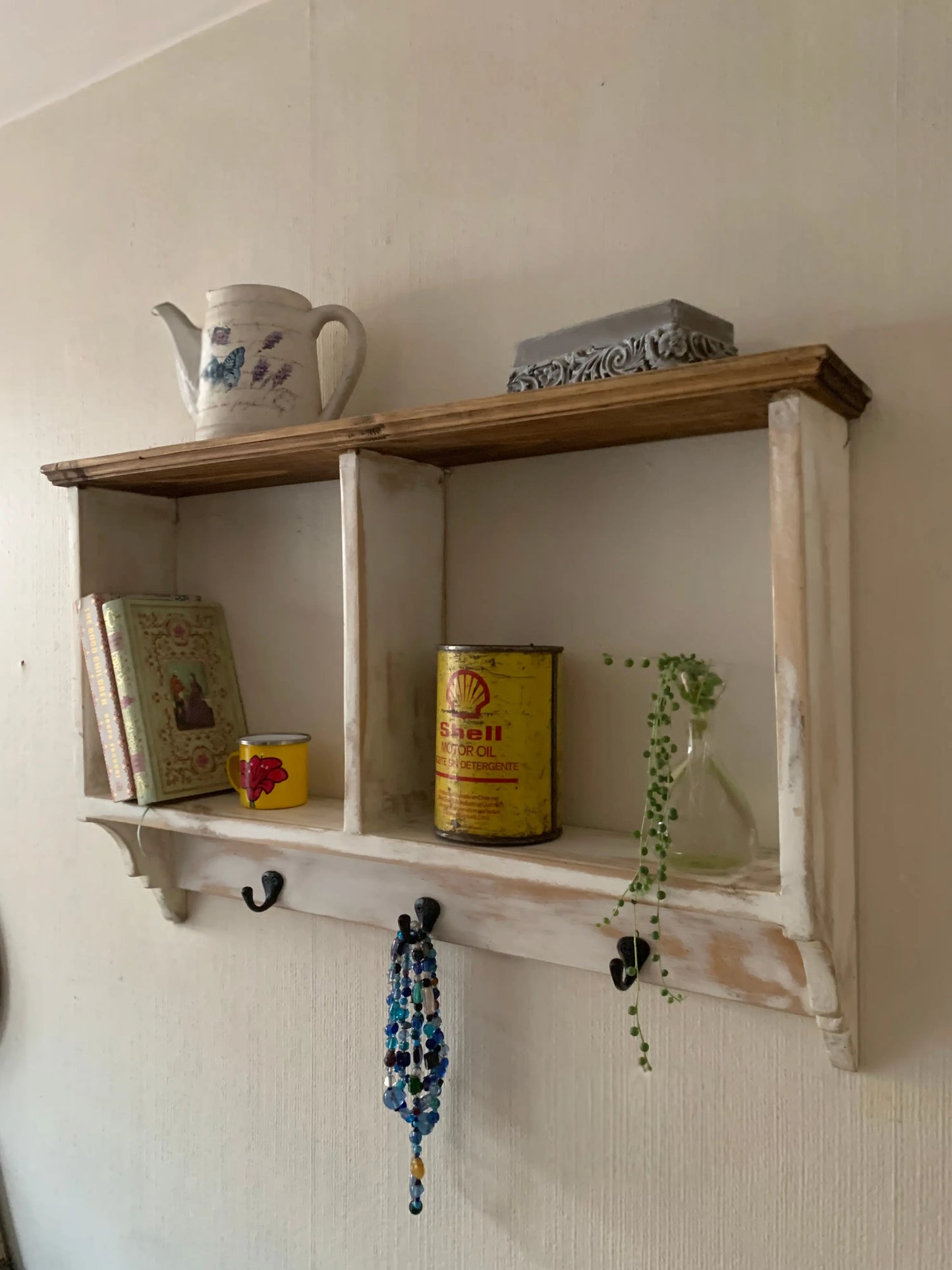 Repisa Vintage de Madera Reciclada con Ganchos