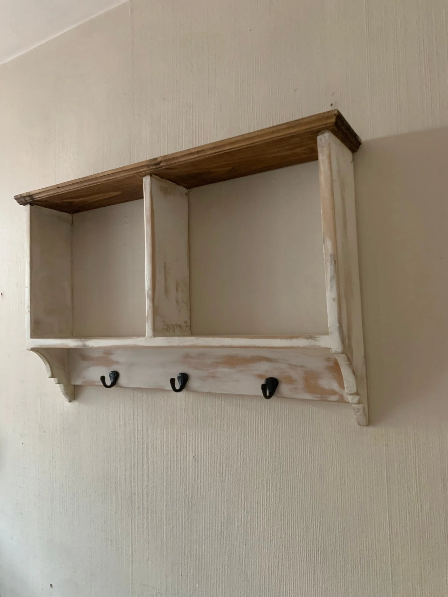 Repisa Vintage de Madera Reciclada con Ganchos