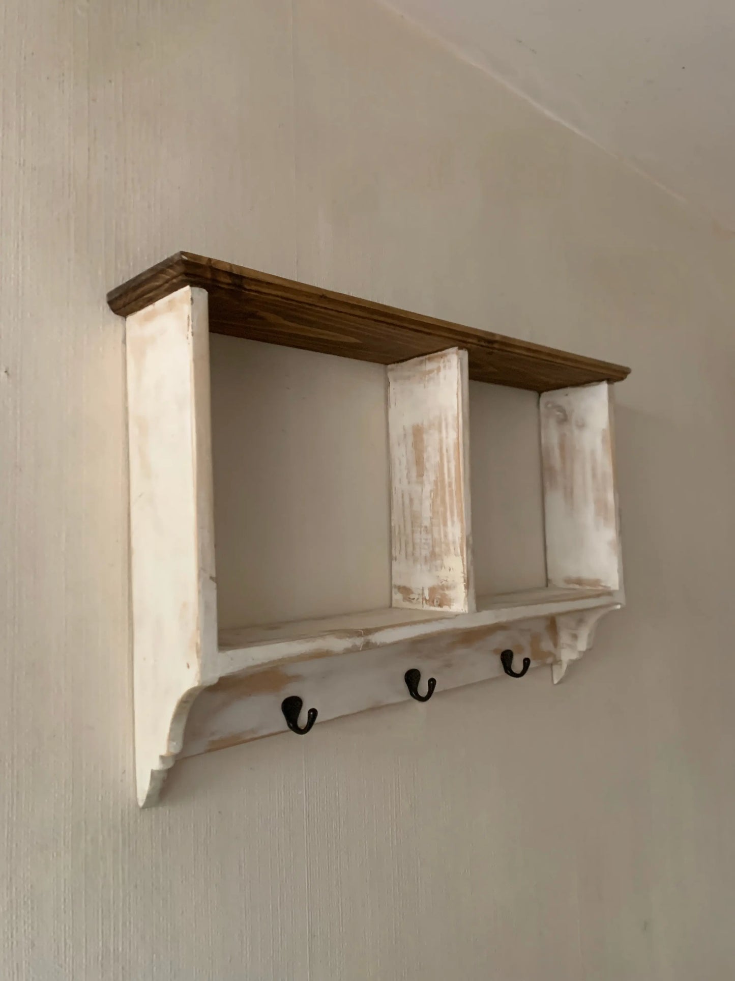 Repisa Vintage de Madera Reciclada con Ganchos