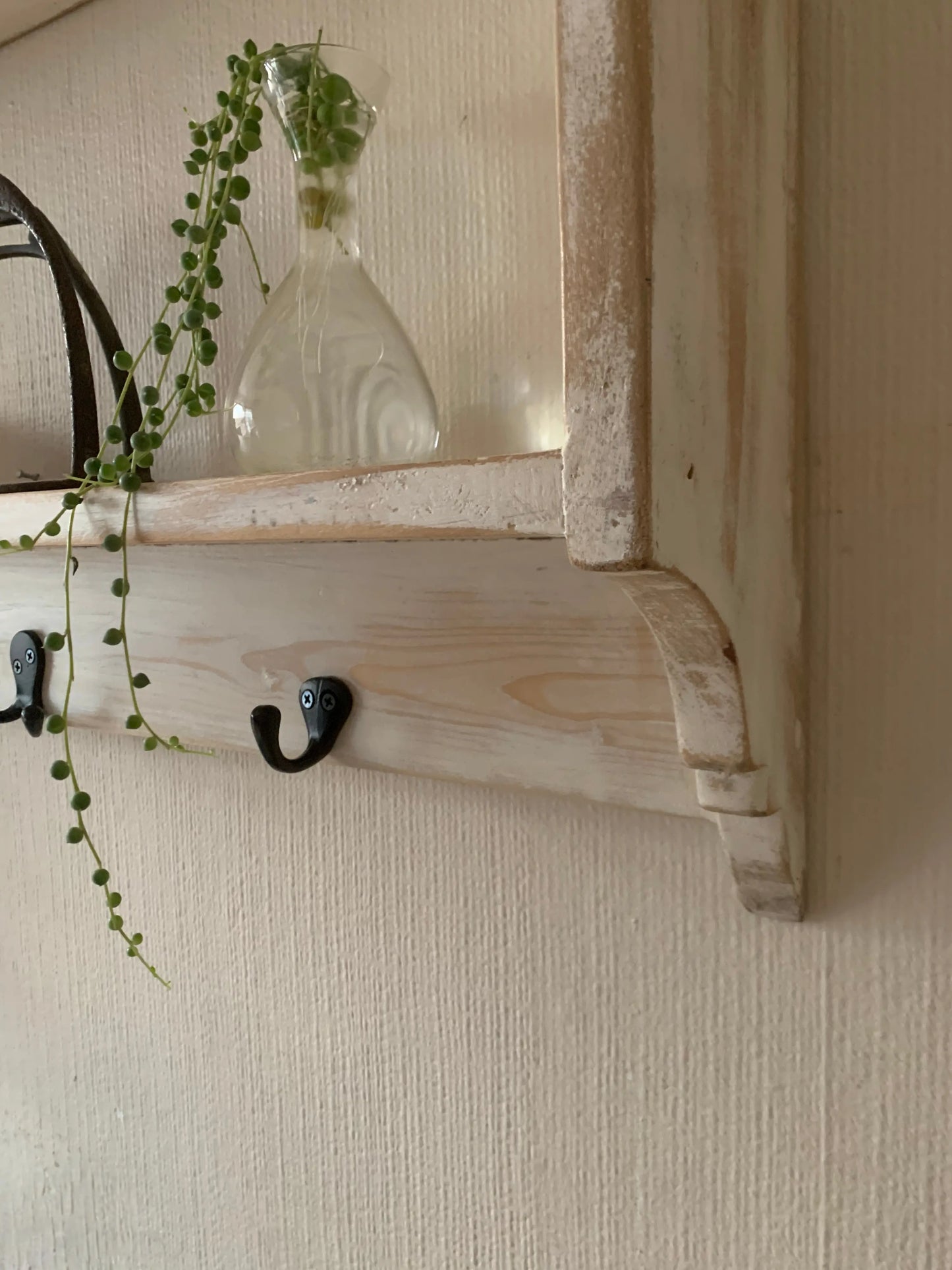 Repisa Vintage de Madera Reciclada con Ganchos