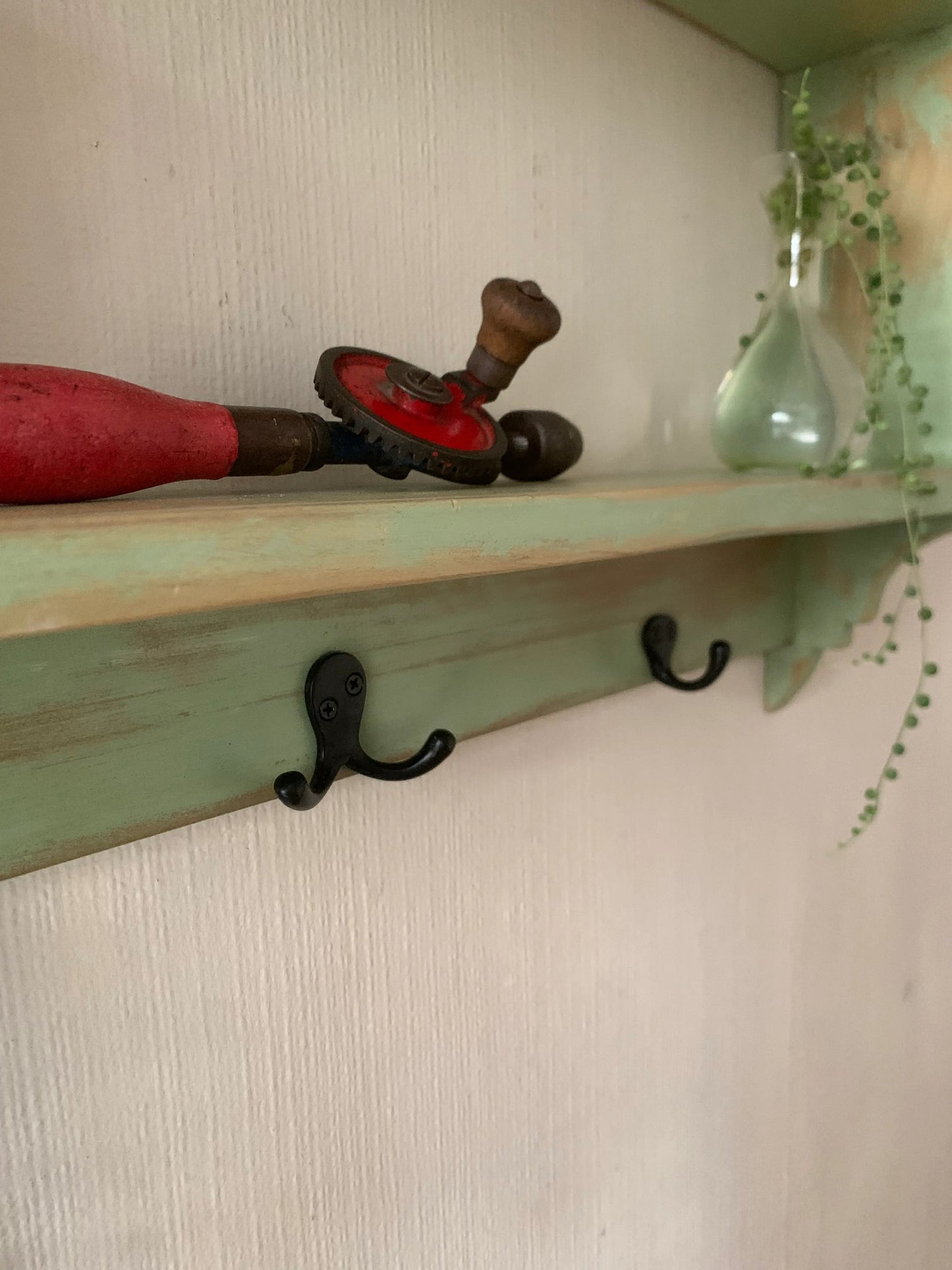 Repisa Vintage de Madera Reciclada con Ganchos