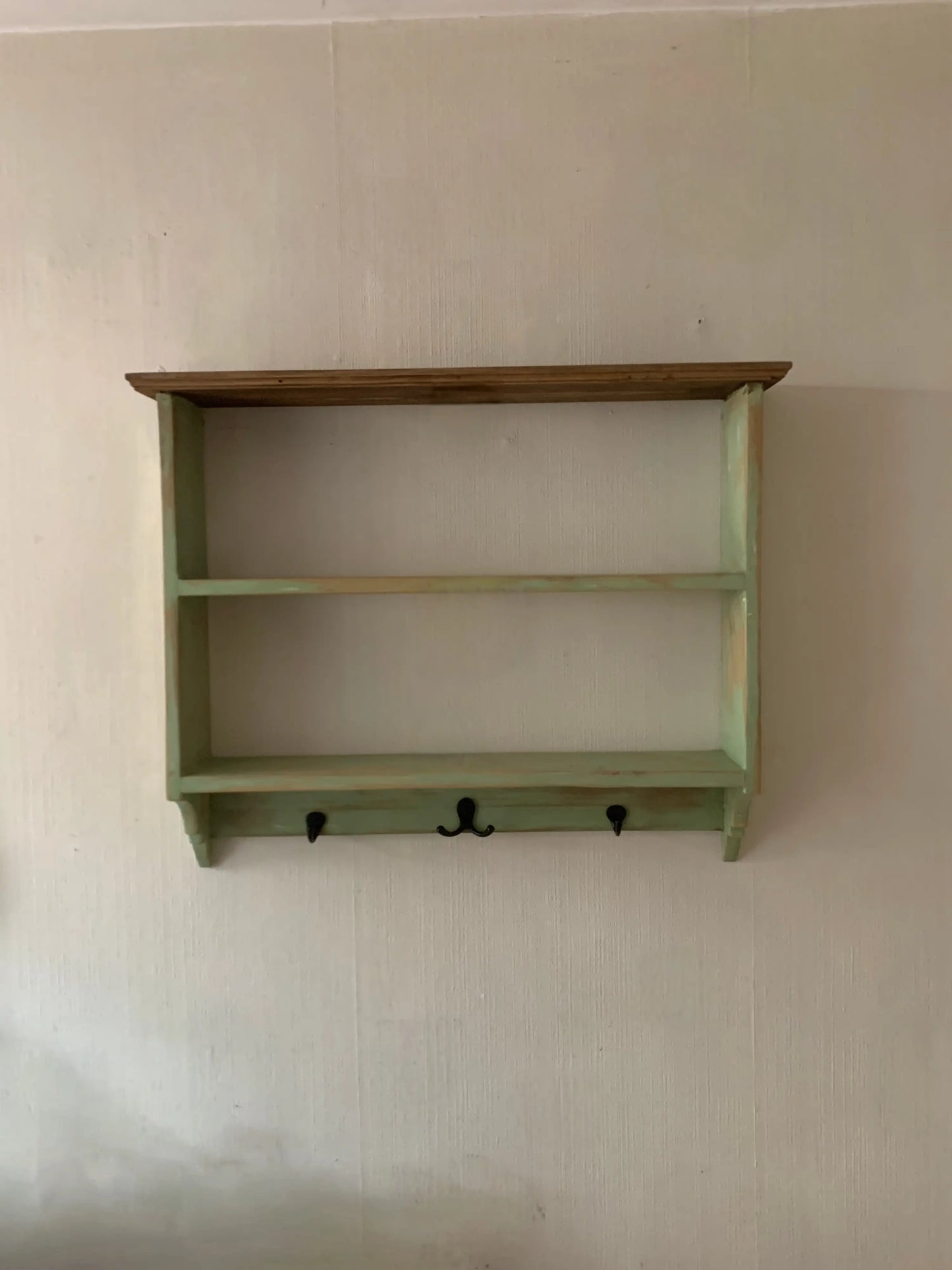 Repisa Vintage de Madera Reciclada con Ganchos