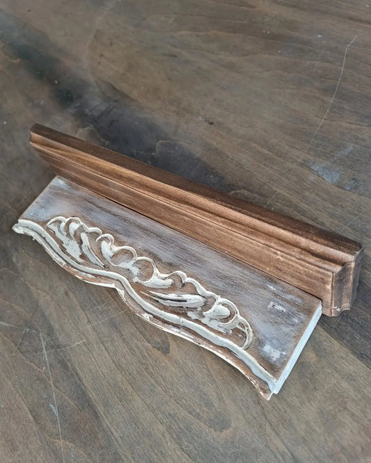 Repisa de madera tallada pequeña blanco lavado