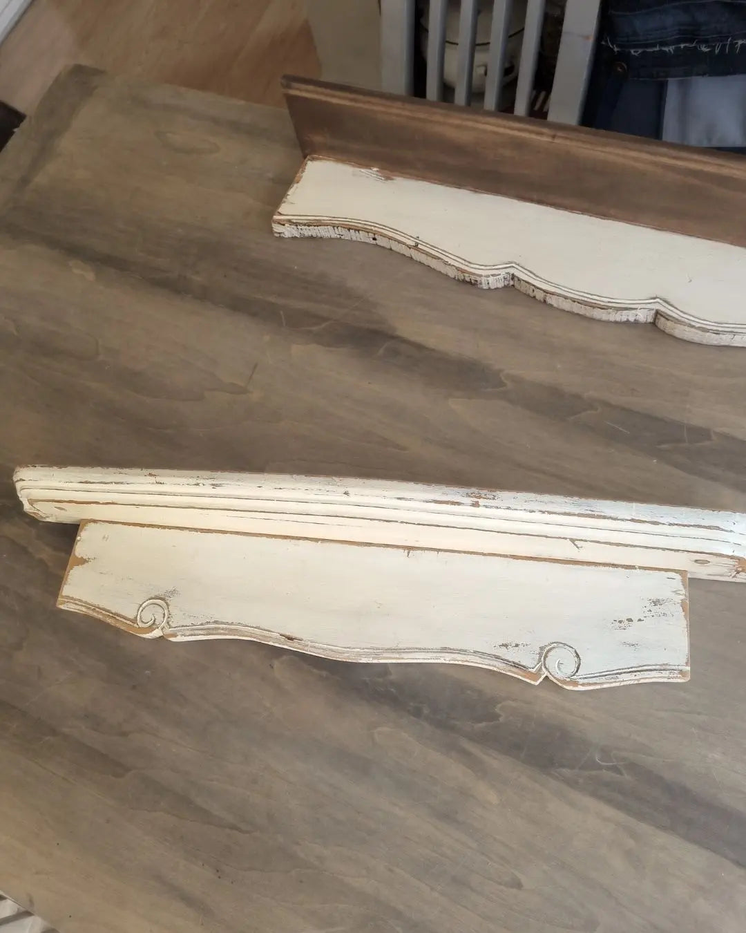 Repisa de madera con cubierta blanca y madera