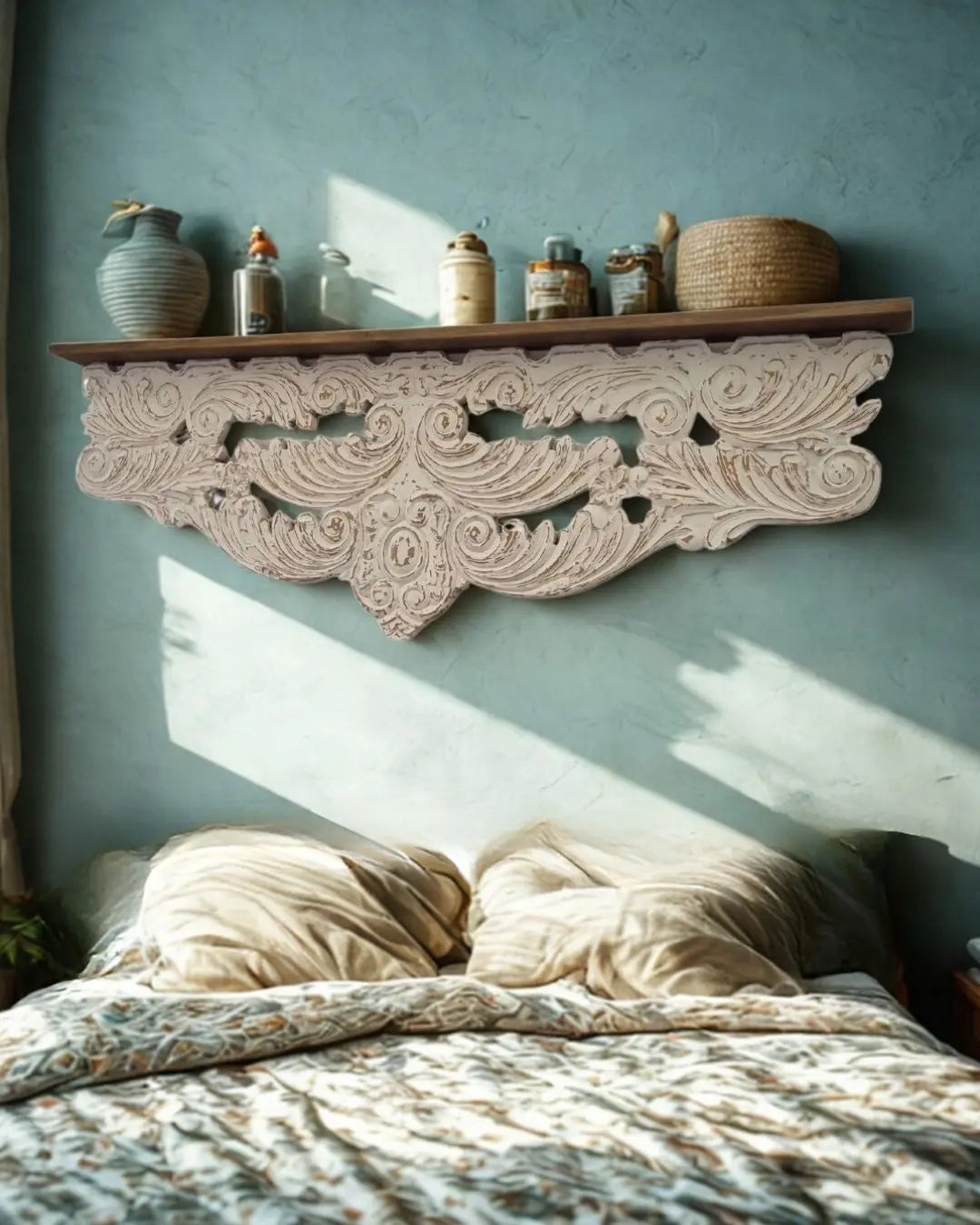 Respaldo de cama de madera tallada blanco vintage