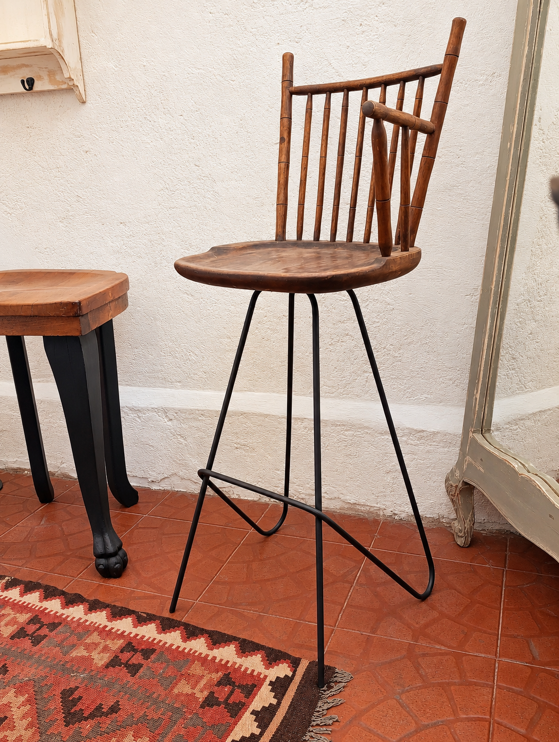 Silla alta vintage de madera y fierro negro vista lateral