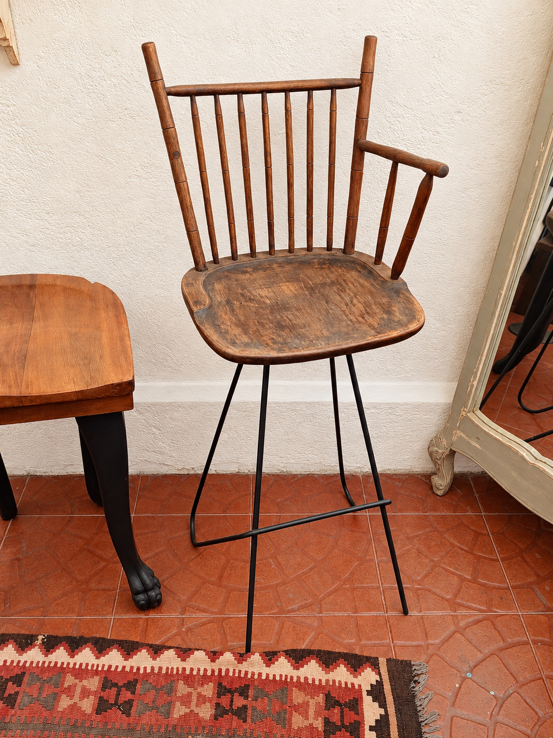 Silla alta vintage con apoyabrazos lateral y estructura de fierro negro