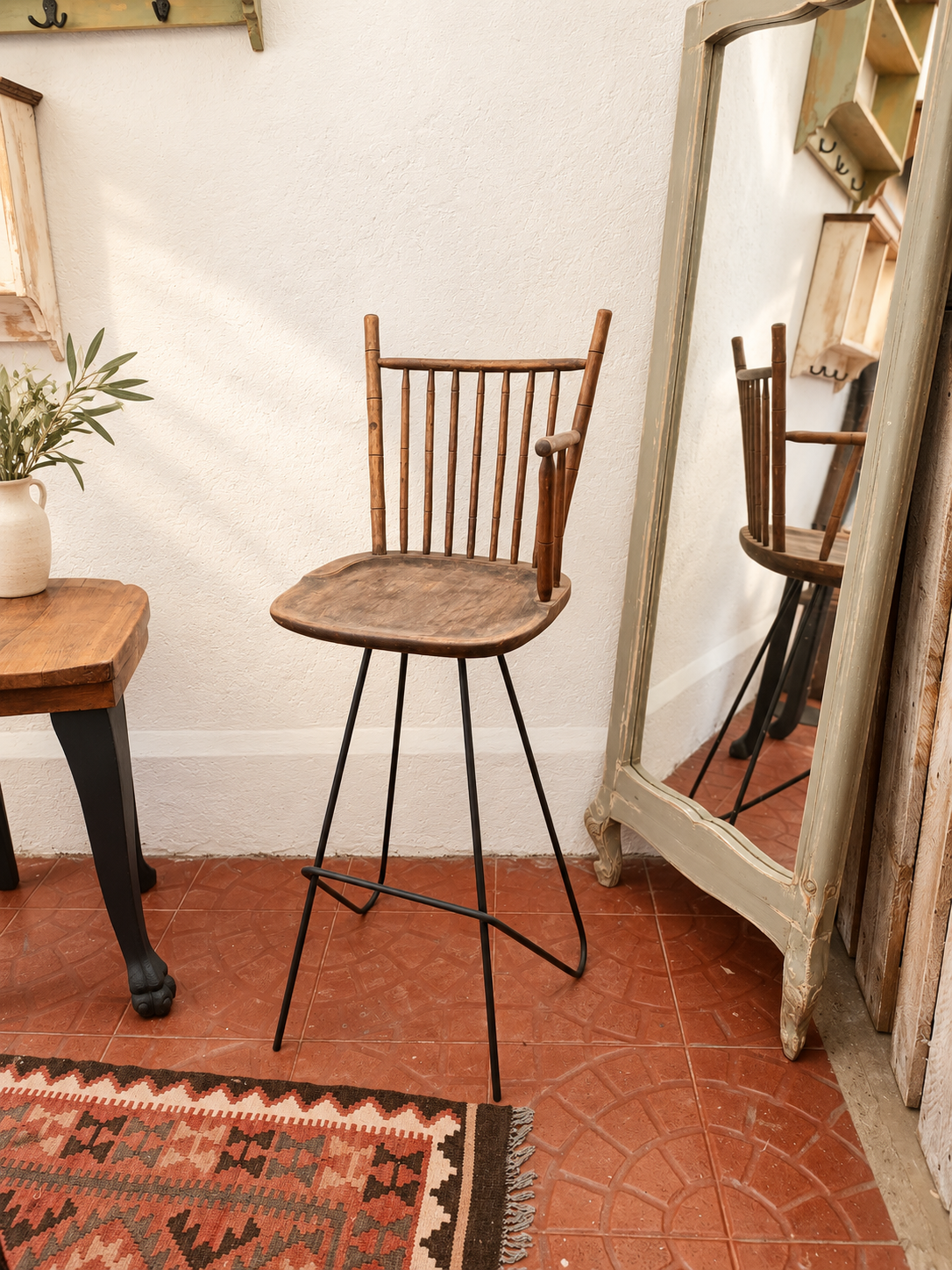 Silla alta vintage de madera y fierro negro, vista frontal