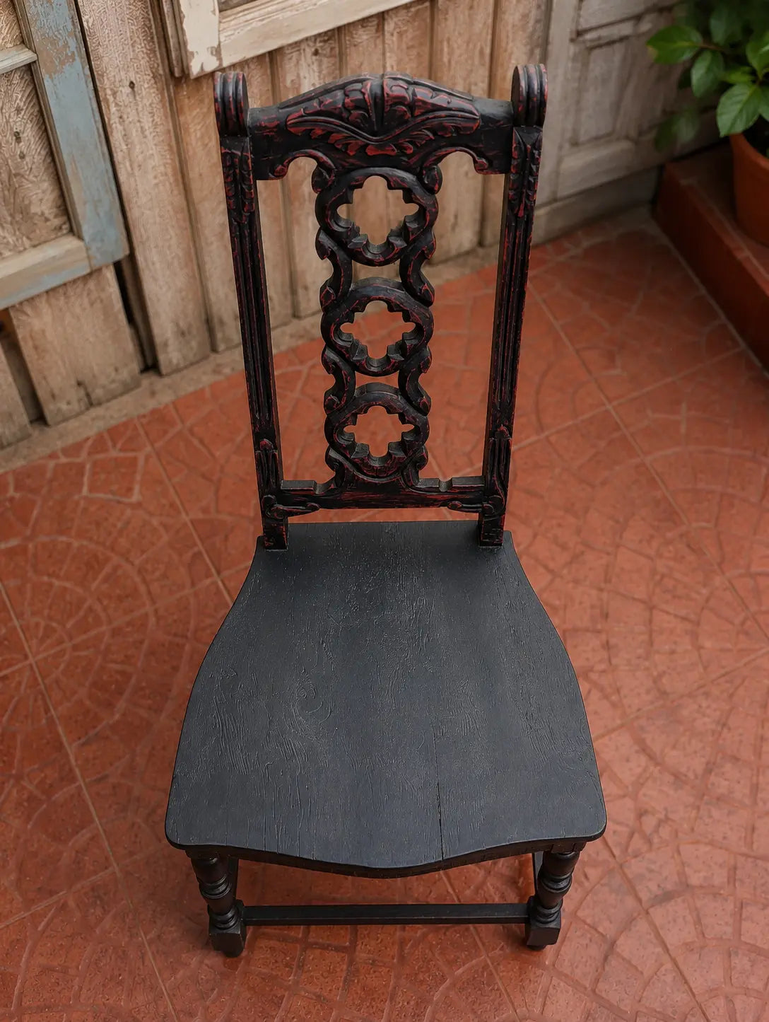 Silla_negra_y_rojo_respaldo_tallado_arriba