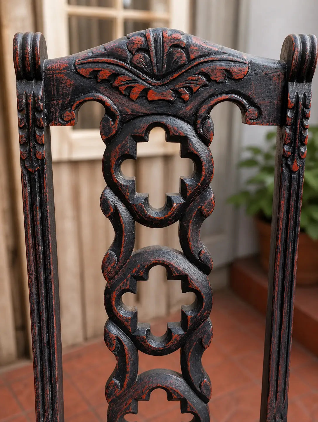 Silla_negra_y_rojo_respaldo_tallado_detalle_tallado