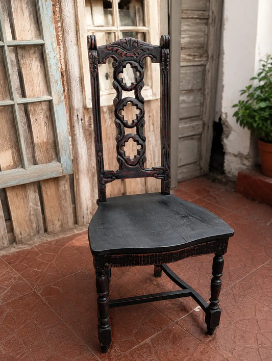 Silla_negra_y_rojo_respaldo_tallado_portada