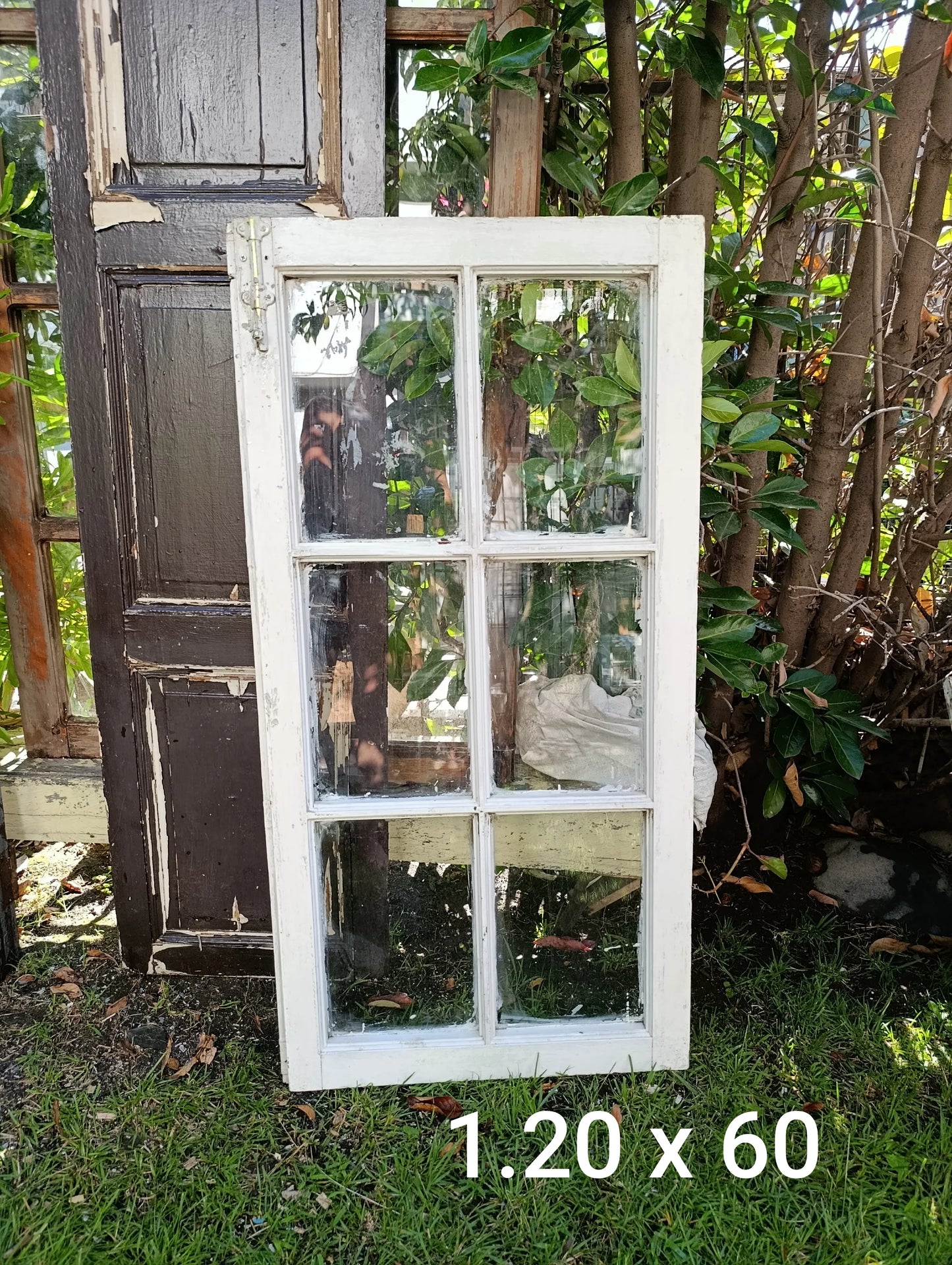 Ventana Antigua de Madera Noble Rescatada – Pieza Única con Historia | dePostigo